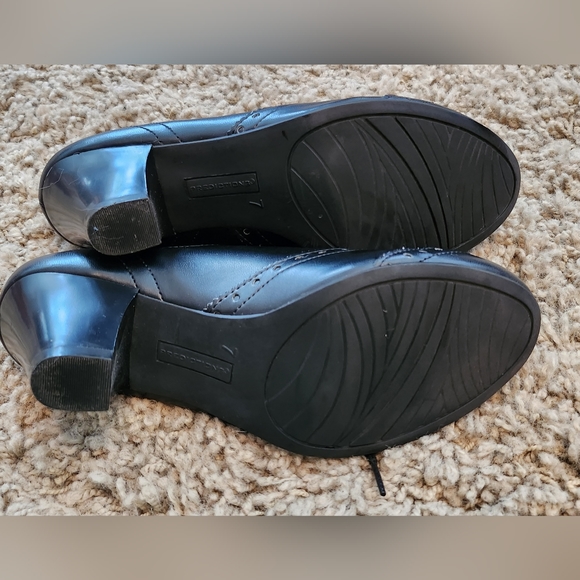 Black leather lace up shoes with heel. Size 7 - Picture 6 of 6